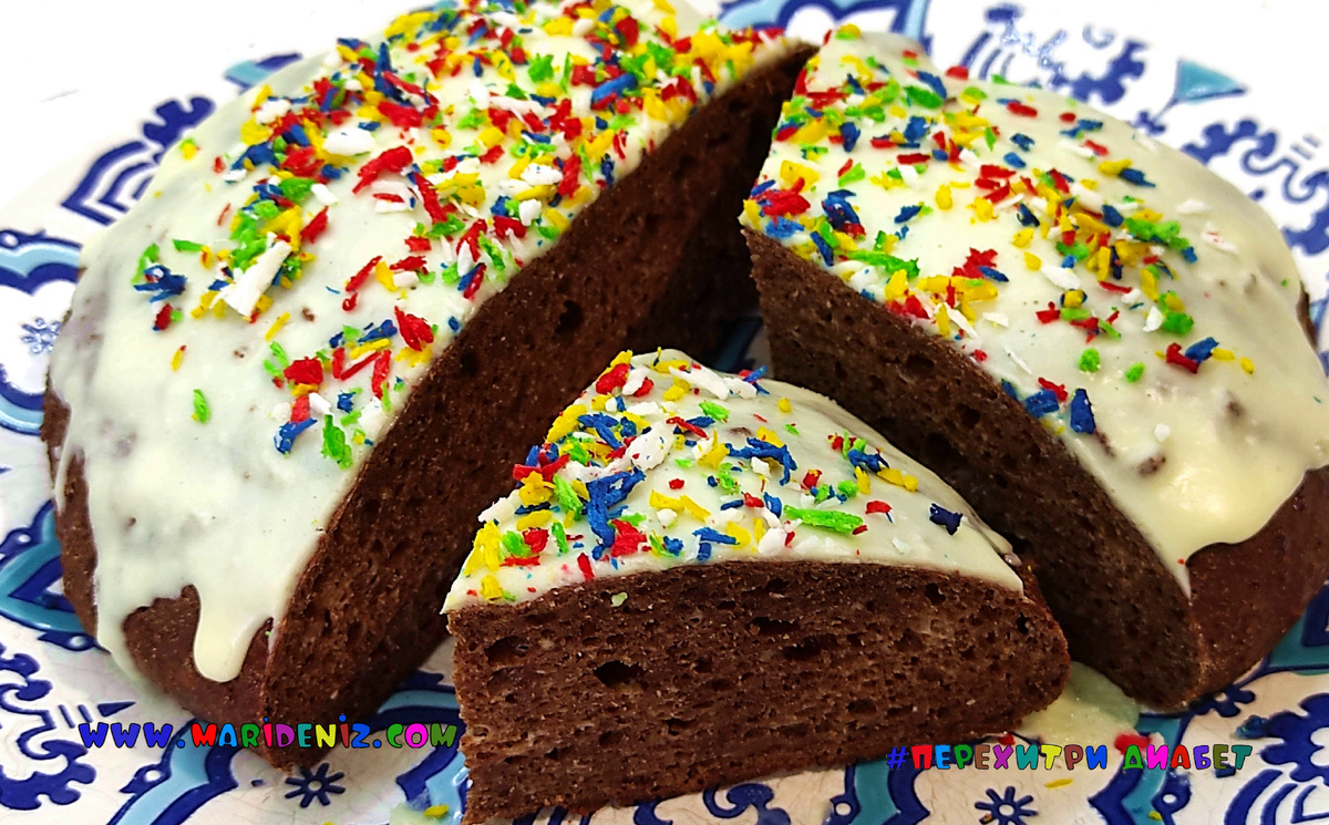 Angeschnittener Kulitsch zeigt die perfekte porenreiche Struktur