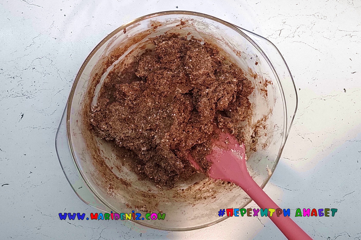 Fertiger dunkler Roggenteig in der Schüssel