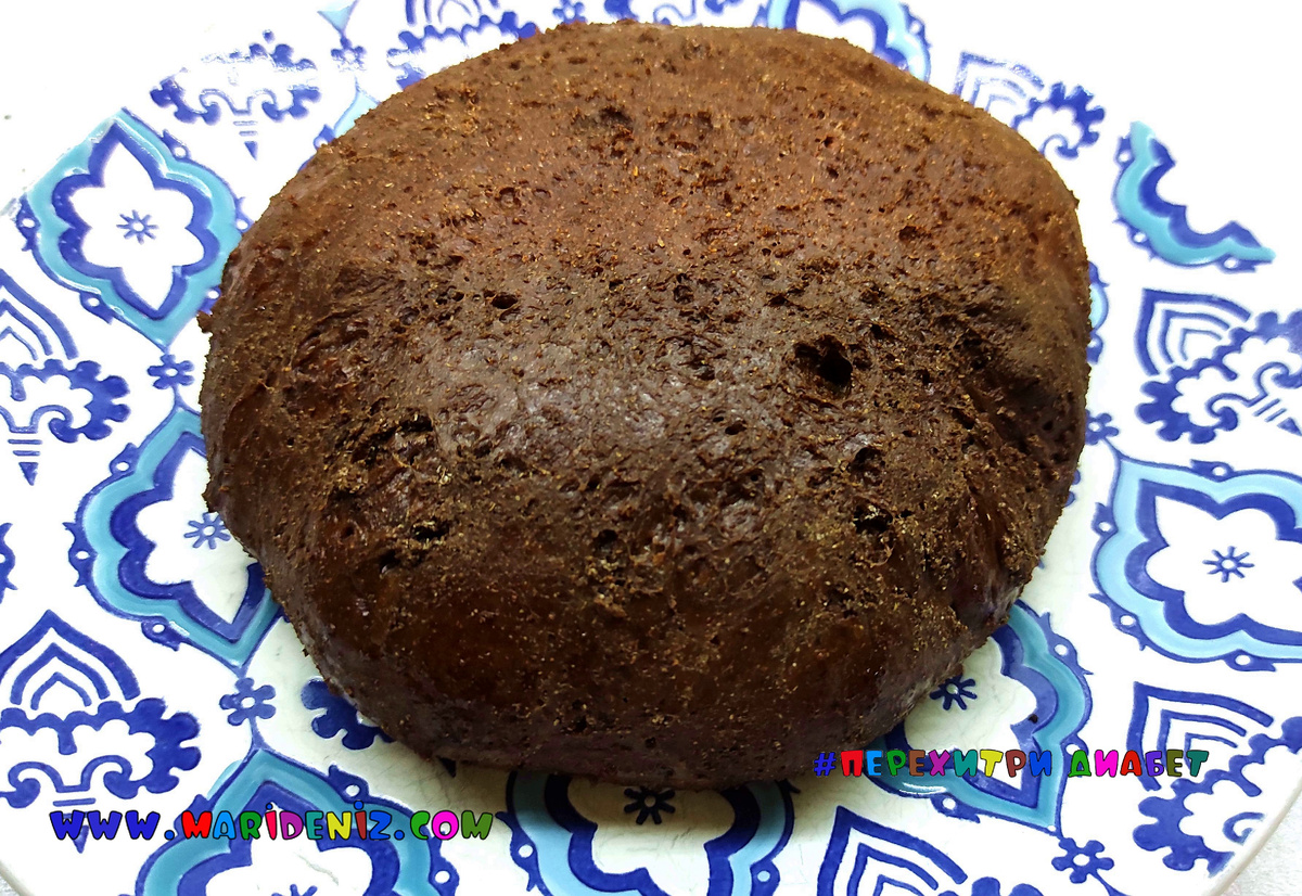 Der frisch gebackene Kulitsch bereit zum Verzieren