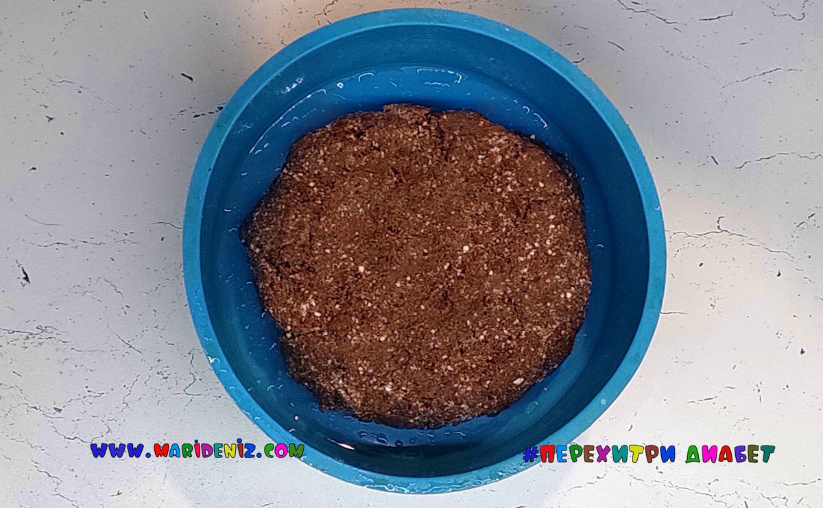 Der geformte Teig in der Silikonform vor dem Backen