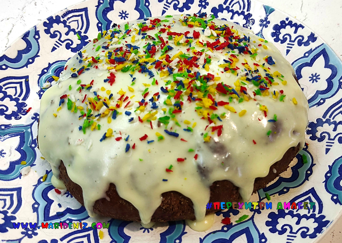 Fertig dekorierter Roggen-Kulitsch mit bunter Streusel-Deko